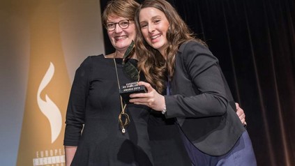Anke Maas und Franziska Weigelt bei der Preisverleihung in Berlin