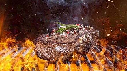 Ein Steak auf einem Grill