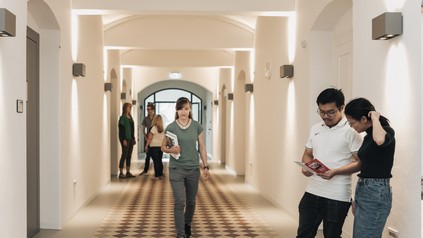 Gang mit Studierenden