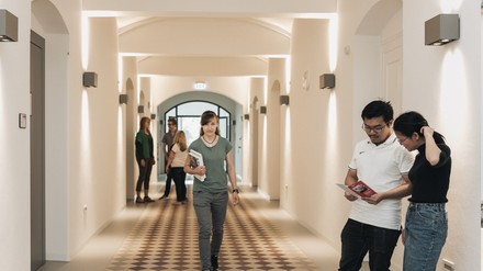 Gang mit Studierenden