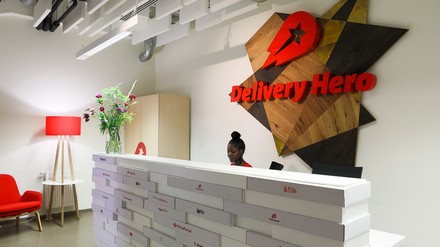 Dunkelhäutige junge Frau sitzt am Frontdesk im Headquarter von Delivery Hero in Berlin