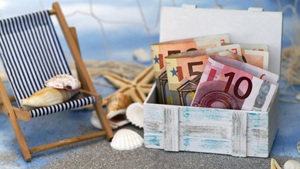 Geldbündel an einem urlaubsstrand
