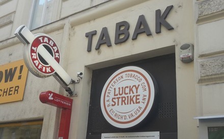 Ein Tabakgeschäft mit Lucky Strike Logo