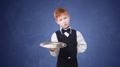 Kind als Kellner verkleidet mit Teller