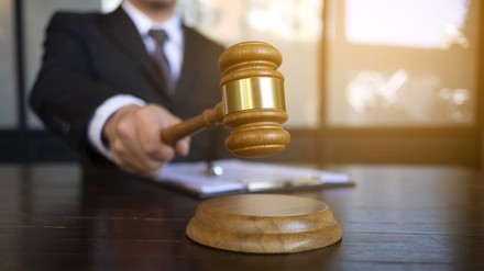 Ein Richter spricht ein Urteil