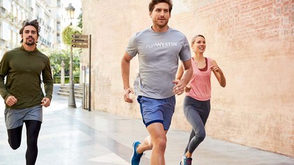 Zwei Männer und eine Frau joggen