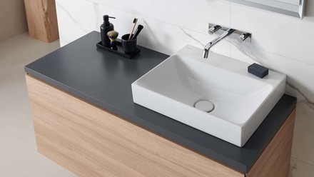 Die neuen, ab April verfügbaren Geberit ONE Waschtischunterschränke und -platten begeistern mit einer ganzen Reihe von individuellen Gestaltungsmöglichkeiten in unterschiedlichen Farben, Oberflächen und Dekoren. (Foto: © Geberit)
