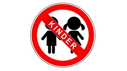 Ein Verbotszeichen mit durchgestrichenen Kindern