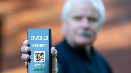 Ein Herr mit Impfpass