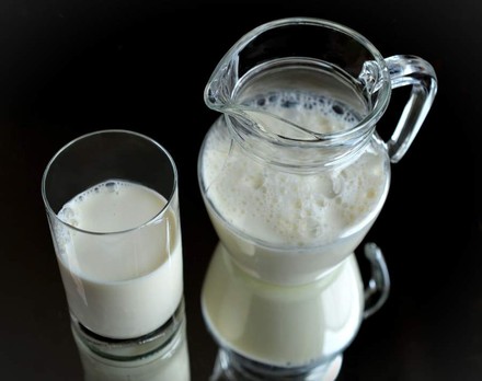 Milch in Kanne und Glas