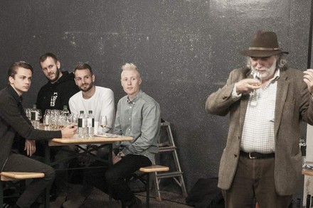 Jim Murray führt vor einigen Gästen eine Whiskyprobe durch.