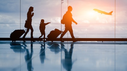 eine Familie am Flughafen