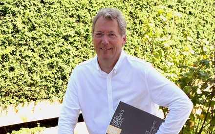 Philippe Schneider mit einem Weinkatalog in der Hand