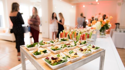 Ein Buffet auf einer Kulturveranstaltung