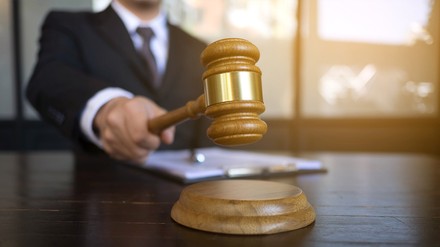 Ein Richter in einem Gericht