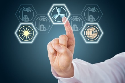 Mann tippt auf Windrad