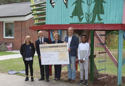 Chiara Oliver Staas, Tanja Rühmann und Manfred Thurau halten einen Scheck hoch