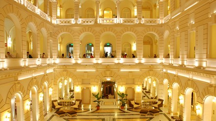 Blick in die Lobby eines Luxushotels