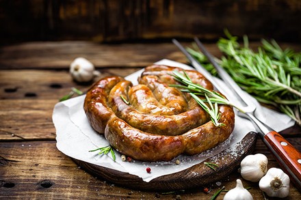 Mediterrane Wildschweinwurst auf einem Teller angerichtet