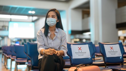 Eine Frau an einem Flughafen