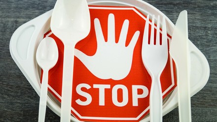 Plastikartikel mit einem großen Stop-Schild davor