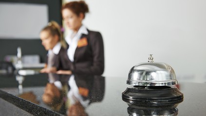 Eine Rezeption in einem Hotel