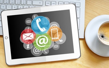 Tablet mit Online-Symbolen