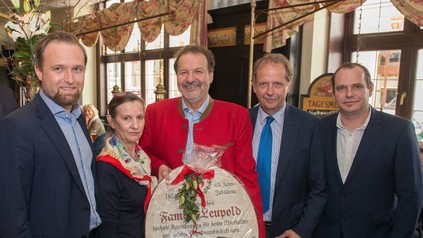 Die Jubilare mit Brauerei-Vertretern Bernhard Mitteröcker, die Leupold-Chefs Susanne Volpini de Maestri und Harald Leupold sowie Markus Liebl und Wolfgang Schinninger