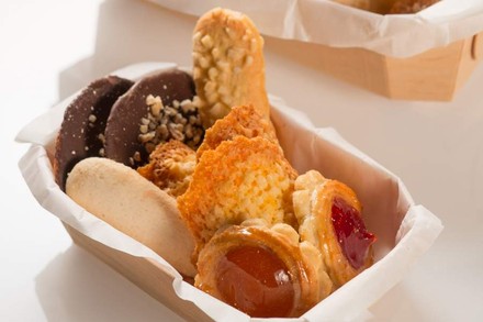 Eine Brotbackform gefüllt mit Backwerk