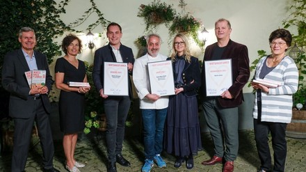 Wirtshausführer Herausgeber Klaus Egle und Elisabeth Egle, Winzer Stefan Krispel, Metin Yurtseven und Nicole Herzog (Zum Alten Beisl), Burgtheater-Direktor Martin Kušej und Wirtshausführer-Herausgeberin Renate Wagner-Wittula.