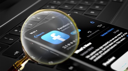 Eine Lupe über einem Facebook-Symbol