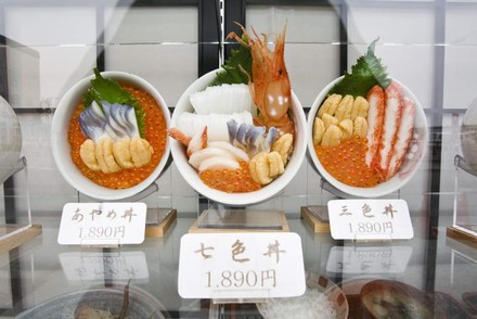 Speisenteller in Schaufenster eines japanischen Restaurants