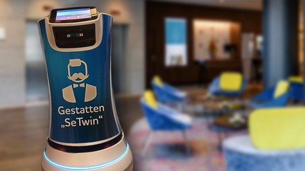 Ein Serviceroboter in einer Hotellobby