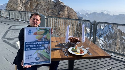 ein gedeckter Tisch auf der Zugspitze