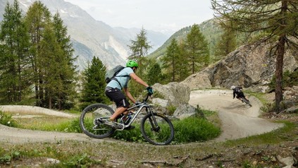 Ein Mountainbiker in Zermatt