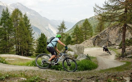Ein Mountainbiker in Zermatt