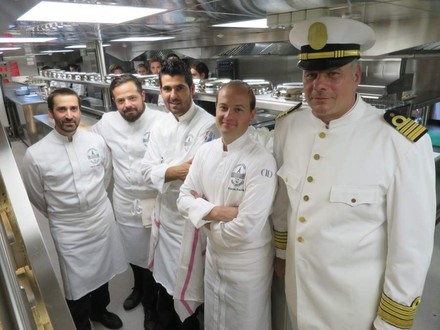 Alain Ducasse und seine Küchenmannschaft auf einem Schiff