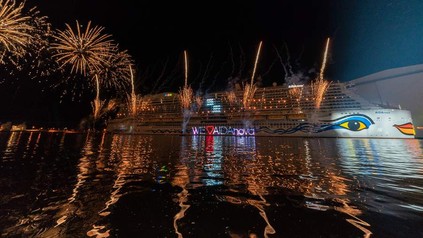 EIn Schiff bei Nacht unter einem Feuerwerk