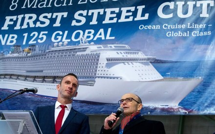 Erwin Sellering und Stefan Sprunk bei seiner Ansprache in der MV-Werft