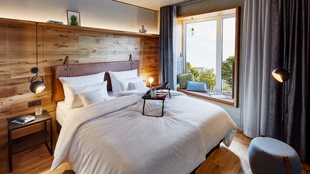 Gemütlich dank viel Holz: eines der Gästezimmer im Boutique-Hotel me and all hotel kiel