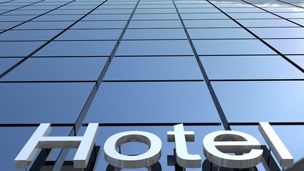 Verspiegelte Gebäudefassade mit einem Hotel-Schriftzug