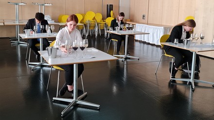 Schüler der Tourismusschule Bad-Hofgastein bei der Jungsommelier-Zertifikatsprüfung