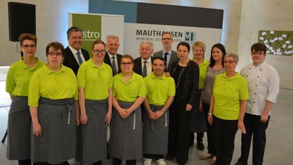 Das Bistro-Team des Diakoniewerks mit LH Josef Pühringer