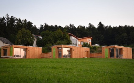 Die Roon Lodges auf einer Wiese