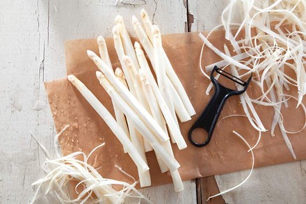 Spargel auf Schneidebrett