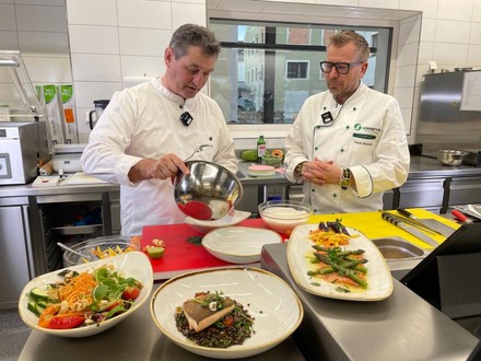 Johann Herrler und Frank Simmeth in Kochuniformen bereiten in der Küche des neuen Schattenhofer Gerichte zu