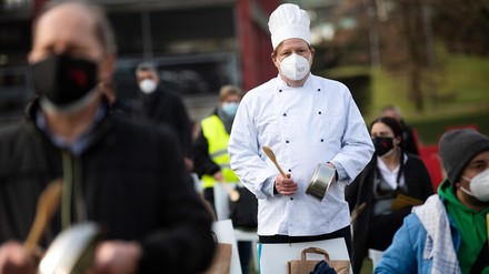 Ein Koch auf einer Demonstration