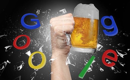 Ein Bierkrug und der Schriftzug von Google