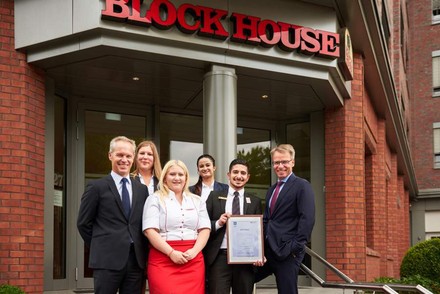 Clive Patrick Scheibe, Aileen-Marie Seele, Frederike Krönke, Angelina Kaya, Milad Hosseini und Stephan von Bülow vor einem Block House Restaurant