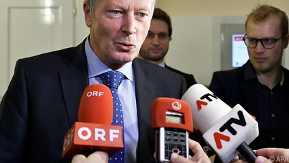 Reinhold Mitterlehner spricht zu Reportern